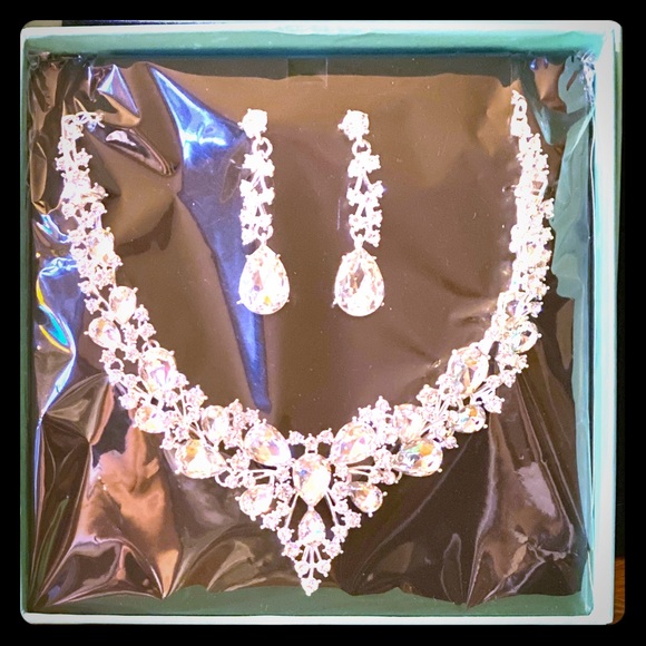 Gorgeous Crystal V-Shape Necklace & Earrings!!! - Picture 2 of 3